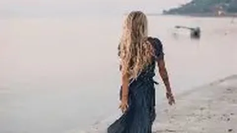 [中超]上海海港与青岛西海岸激战正酣，终场上海海港笑傲球场